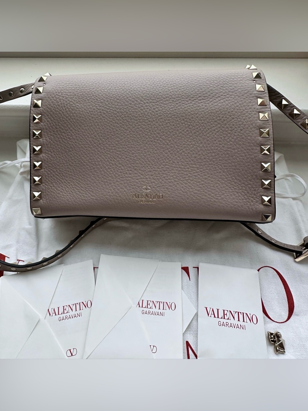 😍Valentino Garavani Rockstud Medium Shoulder Bag. NWT Neutral color - Picture 3 of 7